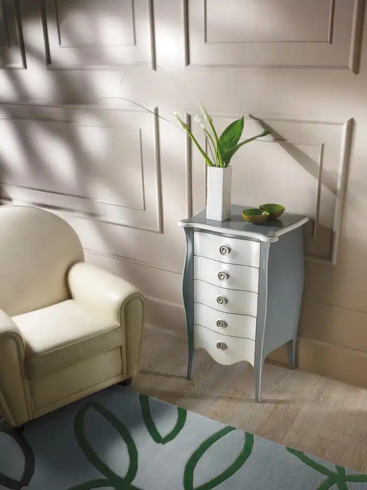 Cassettiere in legno massello con molti cassetti dall’effetto anticato per Chieti, Salerno, Potenza e Messina